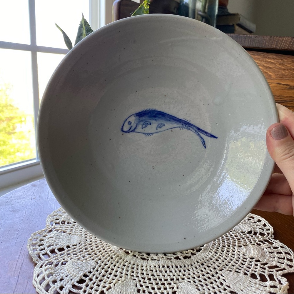 Jamestown, VA Handcrafted Ceramic Hand Painted Blue Happy Fish Serving Dish EUC